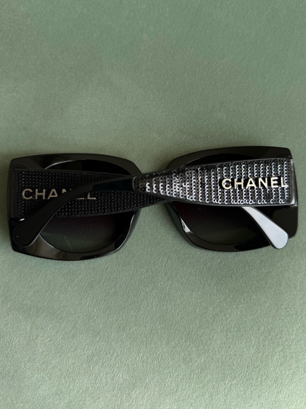 CHANEL Elegant Black Sunglasses - Picture 2 of 15